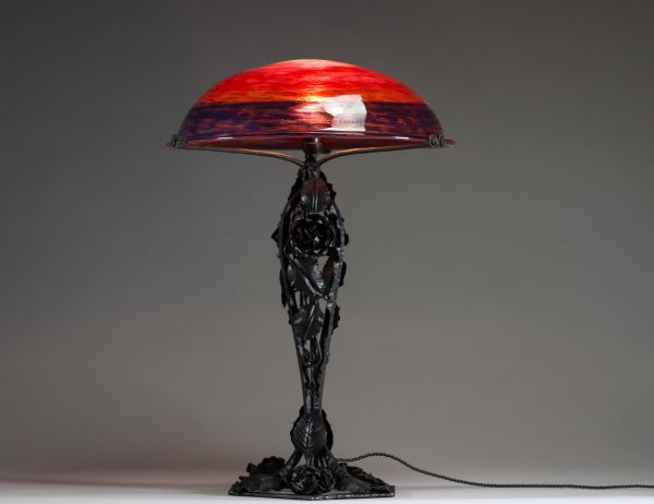 DAUM Nancy - Lampe de table Art Nouveau à piétement en fer forgé, dôme en verre à coloration intercalaire, signée Daum Nancy. 