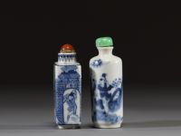 Chine - Ensemble de deux tabatières en porcelaine blanc bleu à décor de personnages, dynastie Qing.