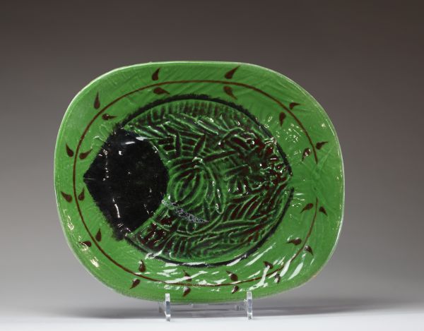 Roger SOMVILLE (1923-2014) Grande assiette en céramique des Atelier de Dour à décor d'un poisson sur fond vert, vers 1960.