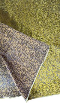 Chine - Panneau rectangulaire en soie jaune damassée à motif de fleurs multicolores, XIXème.