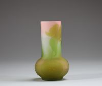 Émile GALLÉ (1846-1904) Petit vase en verre multicouche dégagé à l'acide à décor de glycérines, signé.