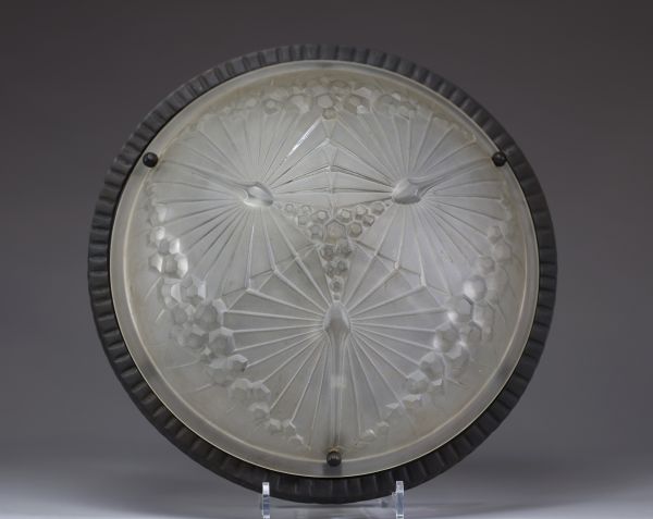 Charles SCHNEIDER (1881-1953) Plafonnier Art Déco en verre stylisé à décor de libellules stylisées et monture en métal martelé à patine noir, signé.