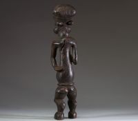 Afrique - Statuette Bamileke en bois sculpté, patine ancienne, Cameroun, début XXème.