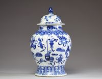 Chine - Potiche couverte en porcelaine blanc bleu à décor d'antiquités, marque Kangxi sous la pièce.