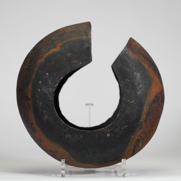 Bracelet-monnaie traditionnel, probablement originaire de la région du Congo ou d’Afrique centrale, en cuivre patiné et martelé, de forme semi-circulaire largement ouverte, à bords épais et galbés.  Utilisé à la fois comme bijou ornemental et monnaie d’échange