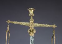 Balance d'apothicaire en marbre et bronze doré ciselé, XIXème.