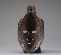 Afrique - Rare masque Dogon en bronze surmonté d’un personnage, Mali.