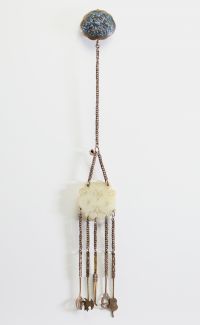 Chine - Châtelaine à opium en bronze émaillé, jade blanc sculpté et outils, Dynastie Qing, XIXème.