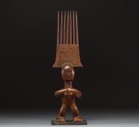 Afrique - Ghana - Peigne figuratif Ashanti en bois sculpté, milieu XXème.