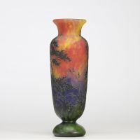 Daum Nancy Vase en verre multicouche gravé à l’acide à décor lacustre, vers 1900