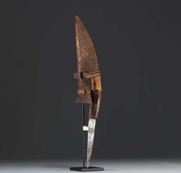 Afrique RDC - Couteau de prestige Songye, mache en bois sculpté et lame en métal martelé, début XXème.