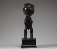 Afrique RDC - Intéressante figure du Bwami Lega / Warega appelée Kakulu Ka Mpito en bois sculpté et poils, Congo RDC, 1ère moitié XXème.