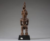 Afrique RDC - Statuette Luluwa ( Lulua) en bois sculpté, Congo RDC, début XXème, sur socle.