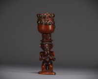 Mortier à tabac Chokwe en bois sculpté rehaussé de clous en laiton, début XXe siècle.
