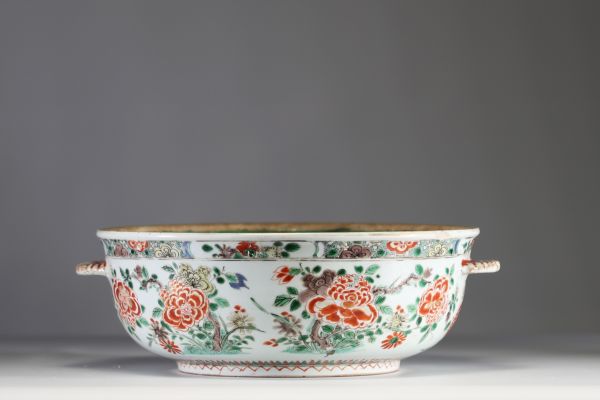 China - Polychrome famille verte porcelain basin decorated with flowers, 18th century.