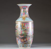 Chine rare vase en porcelaine de canton du xixe siècle, finement orné d’un décor de personnages et de scènes de palais, représentant probablement l'une des meilleures qualités de porcelaine de canton