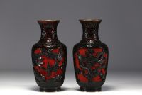Chine - Paire de vases cloisonnés à décor de personnages.