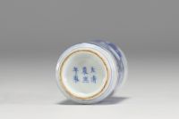China - A white and blue porcelain snuffbox decorated with children, 19th century.