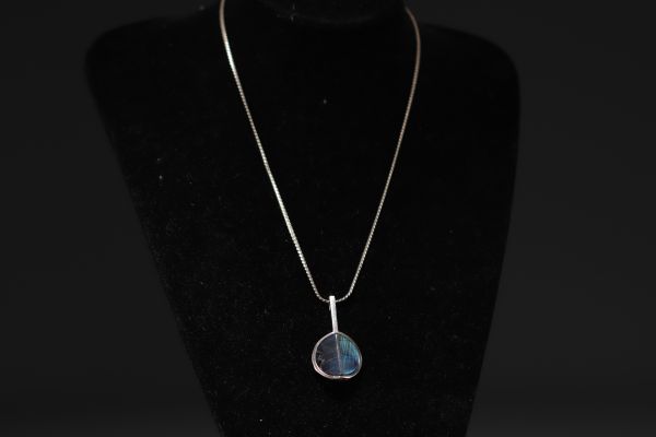 Jorma LAINE (1930-2002) - Pendentif en argent et spectrolite, vers 1975.
