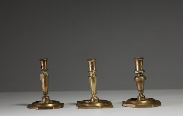 Ensemble de trois bougeoirs en laiton Louis XIV, vers 1700.
