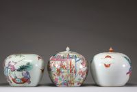 Chine, XIXe siècle — Lot de trois vases couverts en porcelaine de la famille rose, décor aux personnages et aux cent enfants