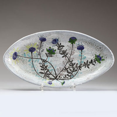 Claire LAMBERT (1936-?) Plat en céramique vernissée des Ateliers de Dour à décor de fleurs, vers 1960, signé.