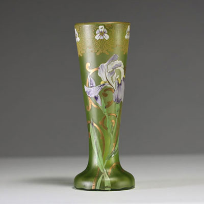 MONTJOYE - Vase en verre nuancé vert à décor de fleurs émaillées, vers 1900.