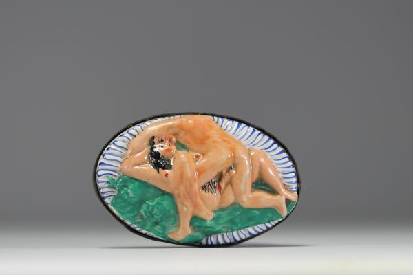 Boite à décor érotique en porcelaine et monture en étain, XVIIIème.