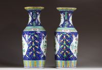 Chine - Paire de vases en porcelaine polychrome à décor floral en cartouche sur un fond émaillé bleu cobalt, marque sous les pièces.