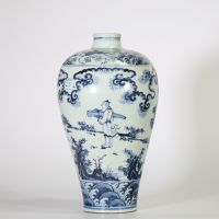 Chine, vase de forme Meiping en porcelaine bleu et blanc à décor de personnages, vagues et nuages, époque Ming