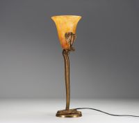 Edgar BRAND (1880-1960) dans le goût de - Lampe Cobra en bronze, tulipe en verre marmoréen.