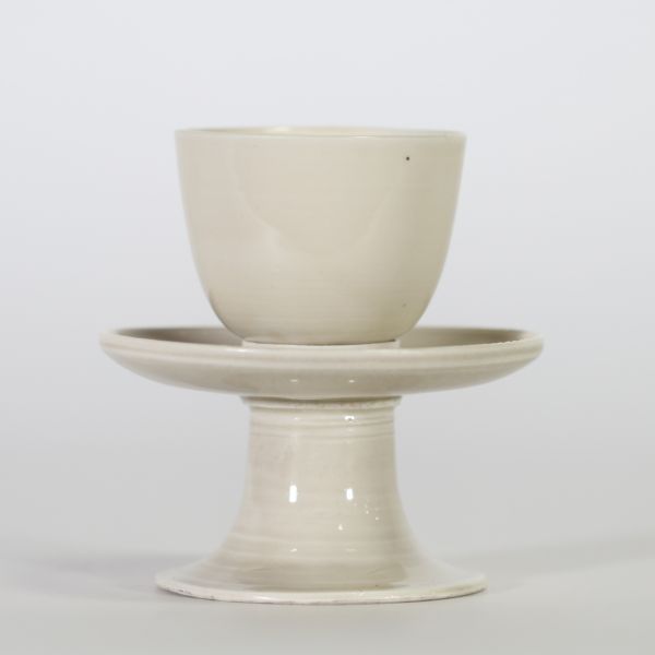 ENSEMBLE COMPOSÉ D’UN BOL ET D’UN SUPPORT EN PORCELAINE À GLAÇURE BLANCHE Chine, dynastie Song, XIIe-XIIIe siècle.
