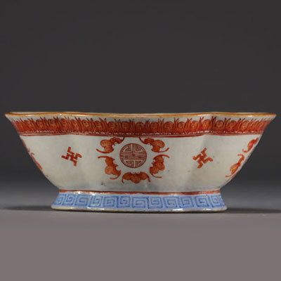 Chine - Coupe en porcelaine polylobée sur pied à décor de chauve souris.