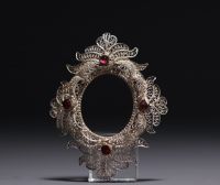 Rare ensemble de trois petits cadres en argent filigrané et verroterie taillée.