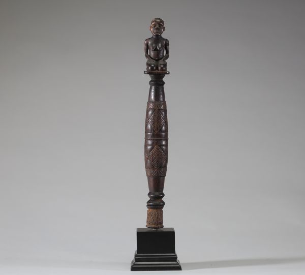Afrique RDC - Chasse mouche / sceptre Bakongo en bois sculpté, Congo RDC, début XXème.