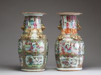 Chine - Paire de vases en porcelaine polychrome famille rose à décor de personnages, Canton, XIXème.