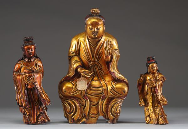 Ensemble de trois personnages en bois laqué or, Chine, XVIIIe/XIXe siècle