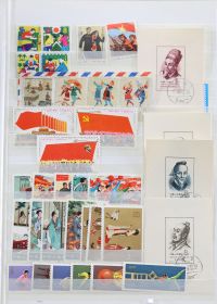 Ensemble de 13 albums et une pochette de timbres regroupant la Chine, la Russie ainsi que des timbres du monde.