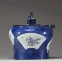 Rare verseuse couverte en porcelaine à fond bleu poudré et décor en réserve, Chine, dynastie Qing, époque Kangxi (1662–1722)
