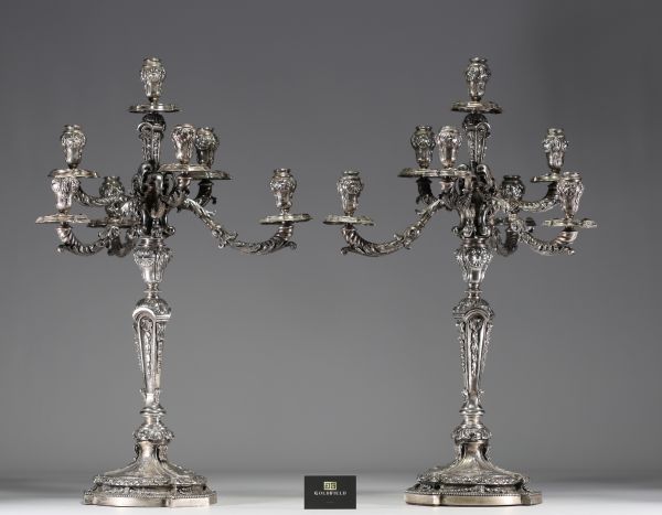 Imposante paire de candélabres Louis XVI à sept points lumineux en argent massif, poinçons au lion et poinçon 800.