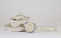 Boch Frères, Luxembourg, fin XVIIIe – début XIXe siècle Rare ensemble de table composé d’un sucrier ovale couvert et d’une saupoudreuse assortie en faïence fine à décor imprimé bleu sous couverte. Le sucrier présente un couvercle bombé orné de rinceaux stylisés dits « à la brindille »