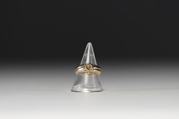 Ring in 18k white and yellow gold set with a brilliant-cut diamond weighing 3.5g.