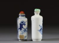Chine - Ensemble de deux tabatières en porcelaine blanc bleu à décor de personnages, dynastie Qing.
