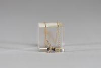 Collier en or jaune 18ct serti de zircons et de deux pierres bleues, 2,6gr.