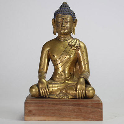 CHINE, DYNASTIE QING, XIXe SIÈCLE Bouddha assis en méditation Bronze doré.