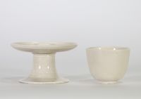 ENSEMBLE COMPOSÉ D’UN BOL ET D’UN SUPPORT EN PORCELAINE À GLAÇURE BLANCHE Chine, dynastie Song, XIIe-XIIIe siècle.