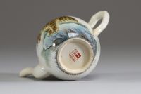 Chine - Théière en porcelaine polychrome à décor d'un tigre et de calligraphie, époque République, marque sous la pièce.