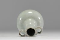 Chine - Petit vase en porcelaine céladon, époque XIXème.
