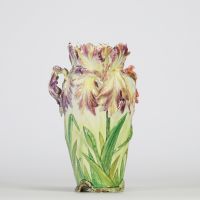Delphin Massier (1836–1907) Vase en barbotine, Vallauris, vers 1900  Vase en céramique émaillée, décor en relief de tulipes sur fond de feuillage. Les fleurs forment les anses. Signature  sous la base : Delphin Massier / Vallauris (A.M.)