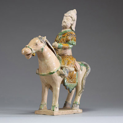 Chine - Statue en terre cuite polychrome vernissée figurant un guerrier à cheval, époque Ming (?)